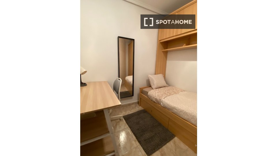 Se alquila habitación en piso compartido de 6 habitaciones en Justicia