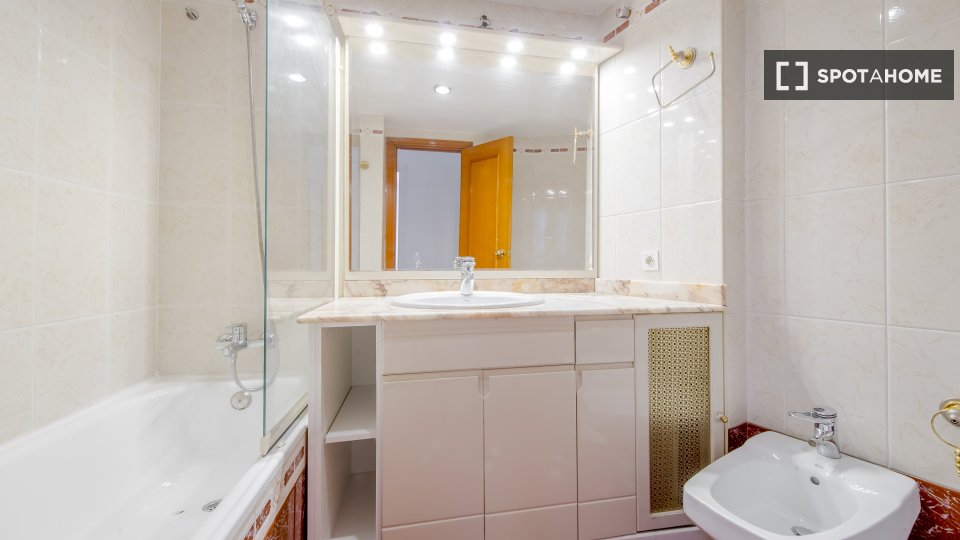 Double room Madrid, 6 beds, 150m² — photo 28
