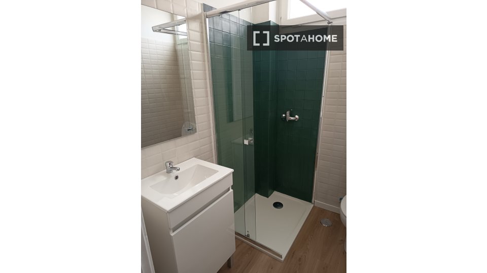 Double room Lisbon, 9 beds, 160m² — photo 9