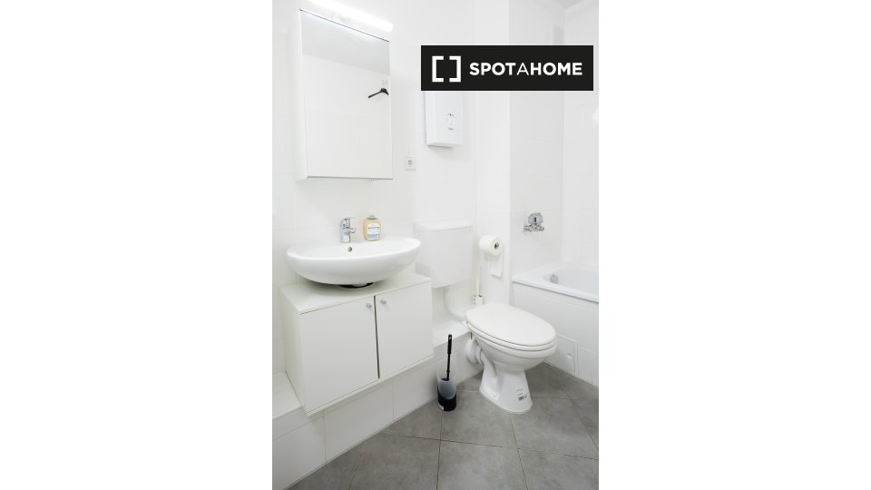 Double room Dusseldorf, 4 beds — photo 10