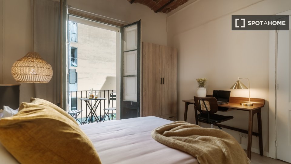 Double room Barcelona, 3 beds, 90m² — photo 2