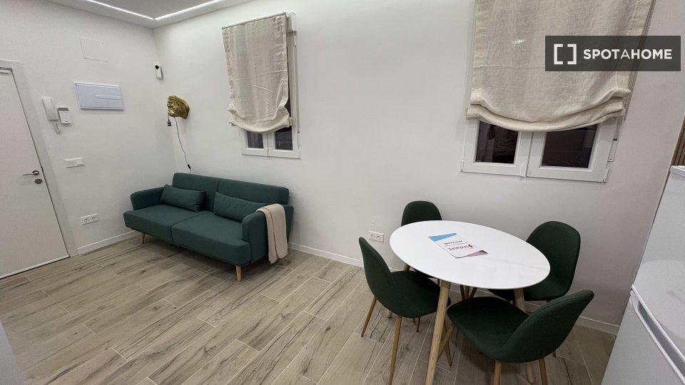 Apartamento de 1 dormitorio en alquiler en Numancia, Madrid.