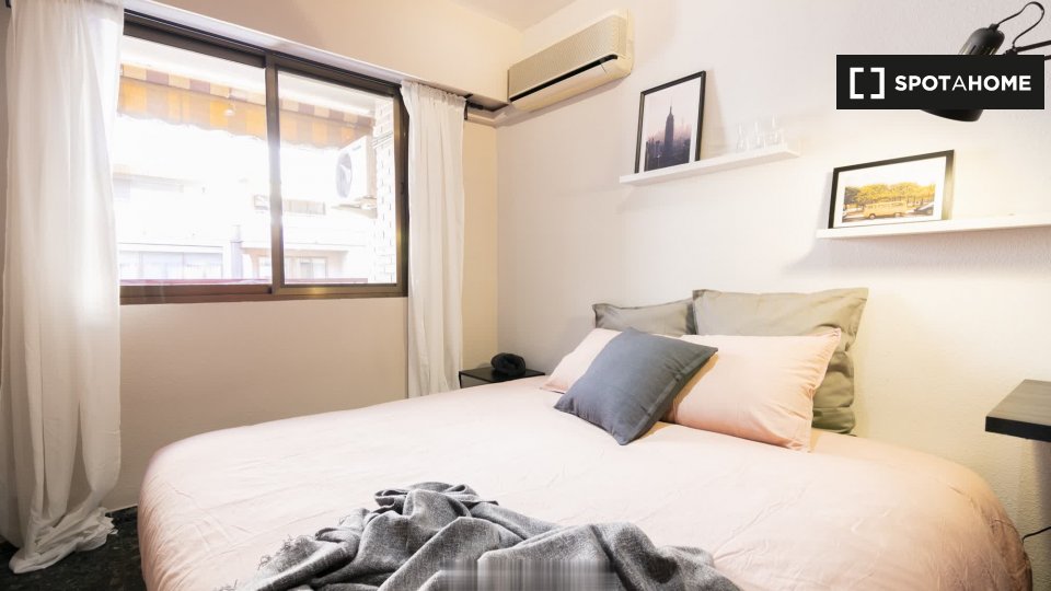 Double room Valencia, 5 beds, 110m² — photo 1