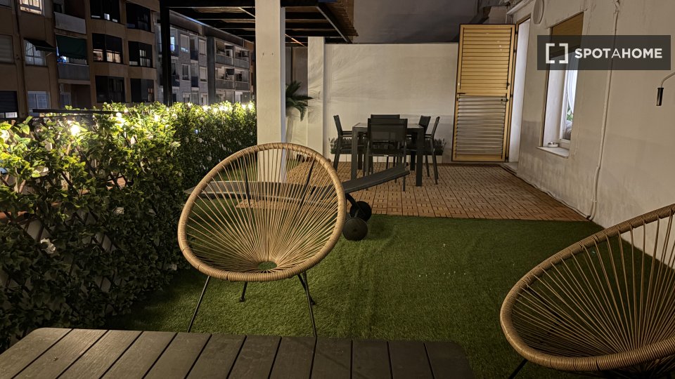 Double room Valencia, 1 bed, 190m² — photo 13