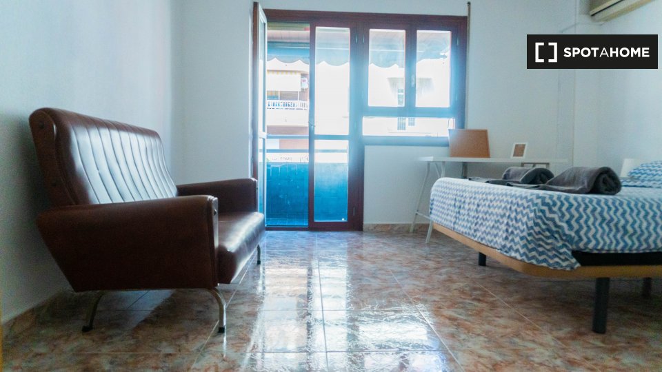 Double room Valencia, 7 beds, 200m² — photo 1