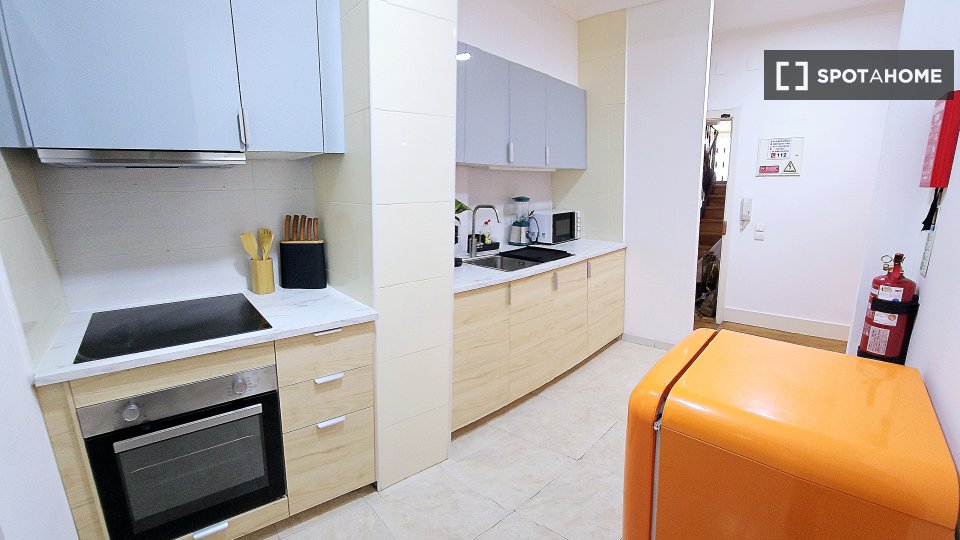 Apartment Lisbon, 2 beds, 79m² — photo 8