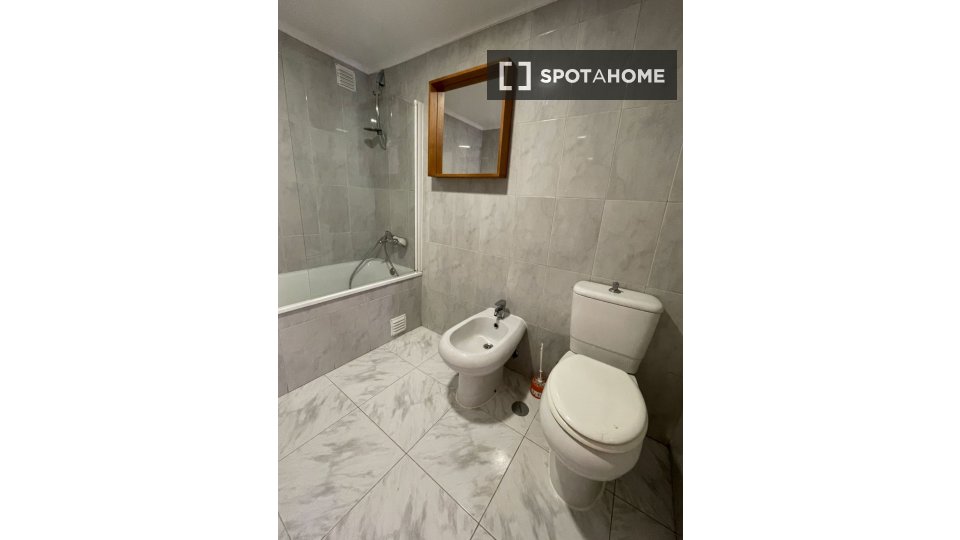 Double room Lisbon, 3 beds — photo 7