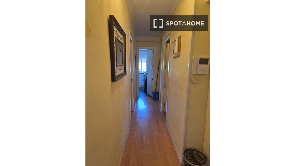 Double room Madrid, 3 beds, 79m² — photo 3