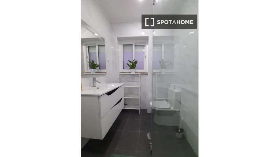 Double room Lisbon, 3 beds, 70m² — photo 2