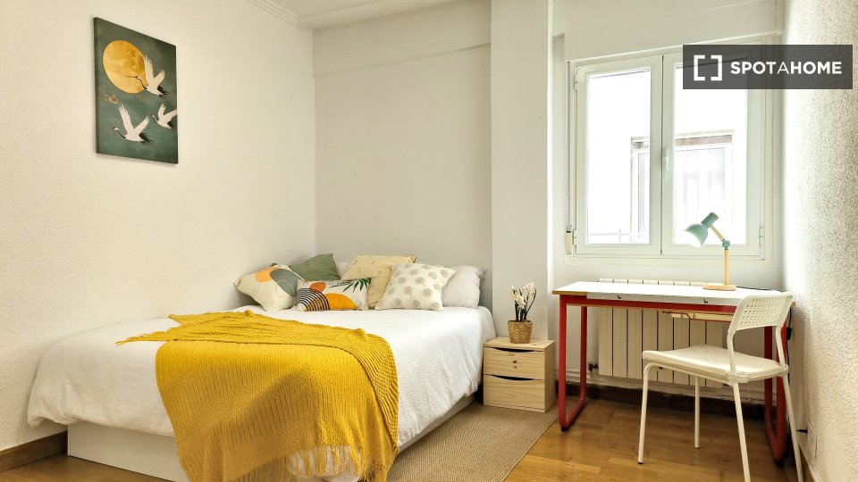 Habitación en piso compartido de 5 habitaciones, Milagrosa-Arrosadia