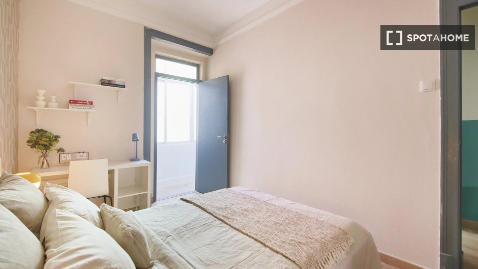 Double room Lisbon, 4 beds — photo 13