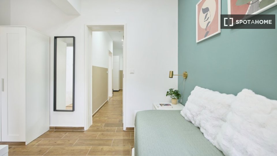 Double room Lisbon, 3 beds — photo 13