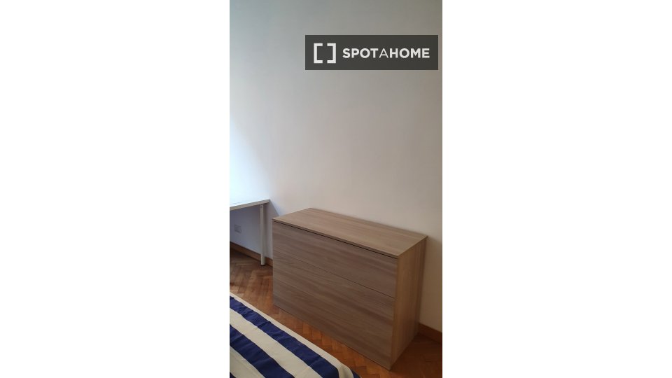 Stanza in appartamento con 6 camere da letto in affitto a Cenisia, Torino - a Torino