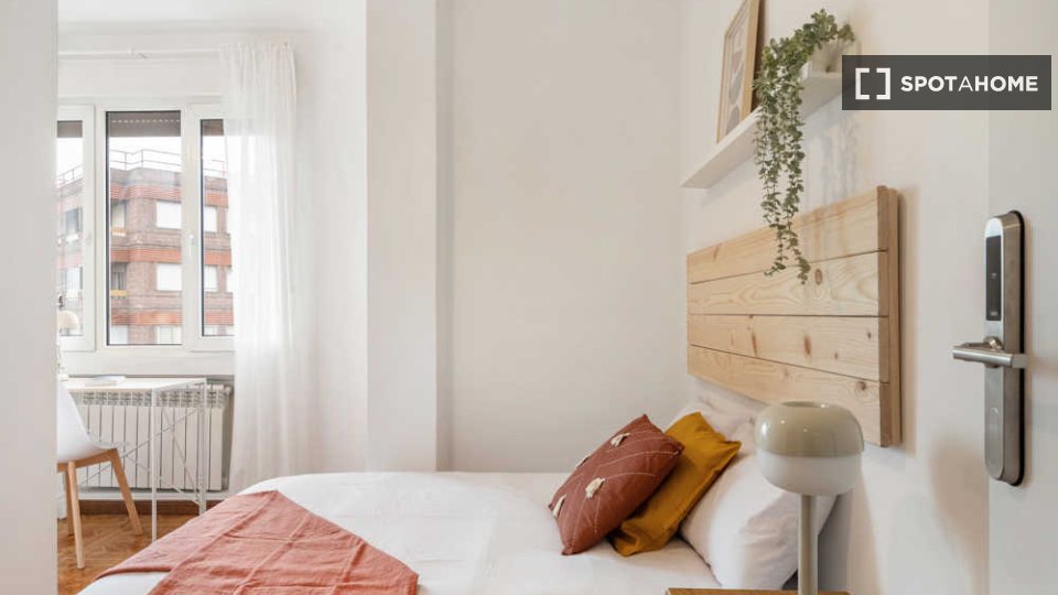 Habitación en piso compartido de 6 habitaciones en Madrid