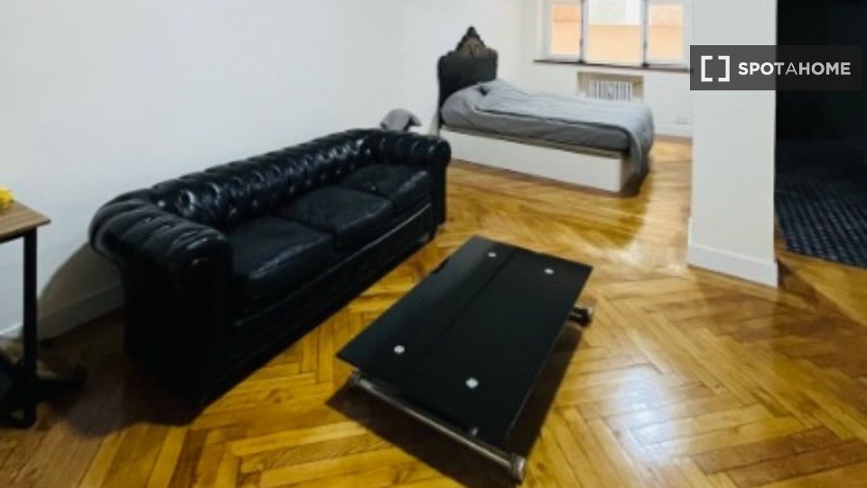 Double room Madrid, 5 beds, 180m² — photo 4
