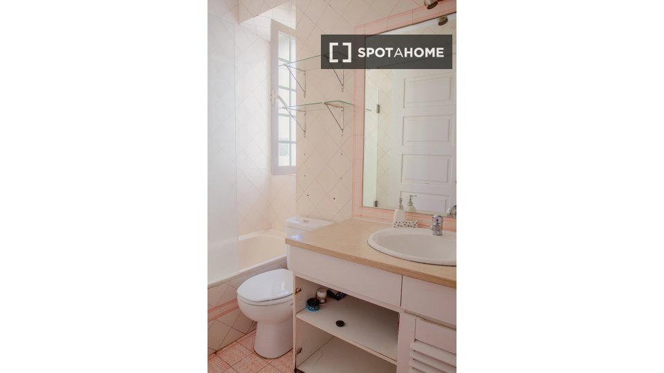 Double room Lisbon, 4 beds — photo 9