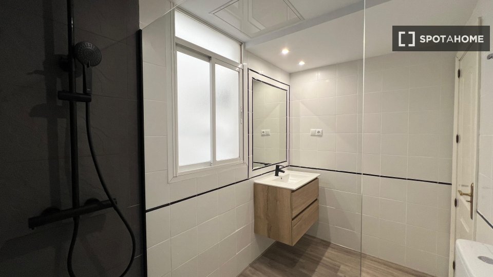 Double room Madrid, 5 beds — photo 4