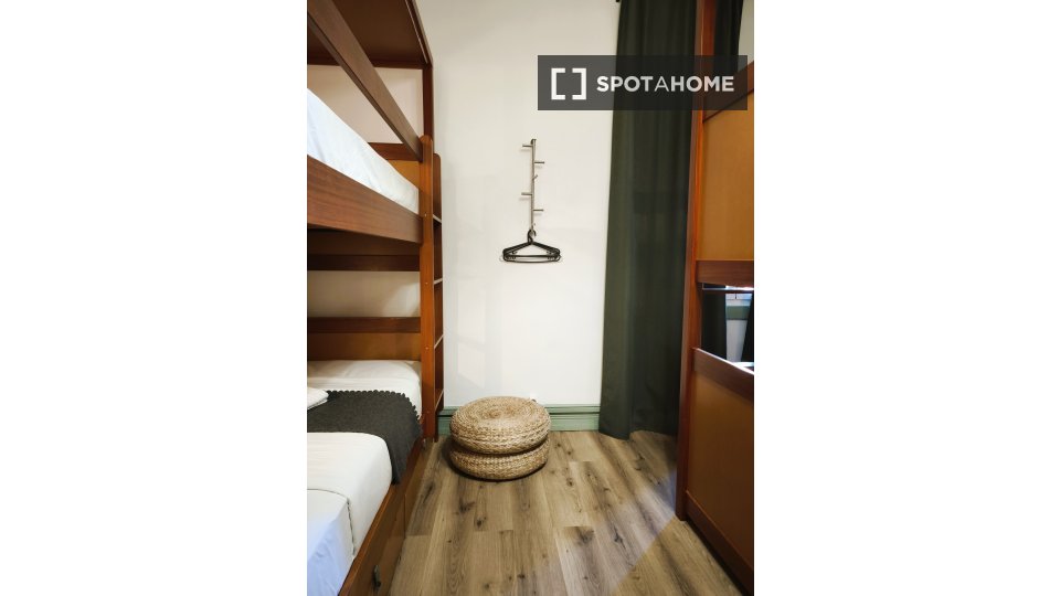 Double room Lisbon, 11 beds, 200m² — photo 24