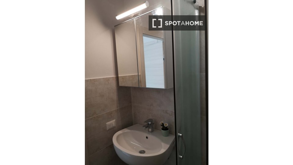 Double room Milan, 1 bed — photo 11