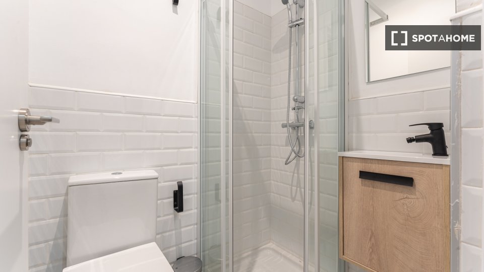 Double room Madrid, 9 beds, 144m² — photo 3