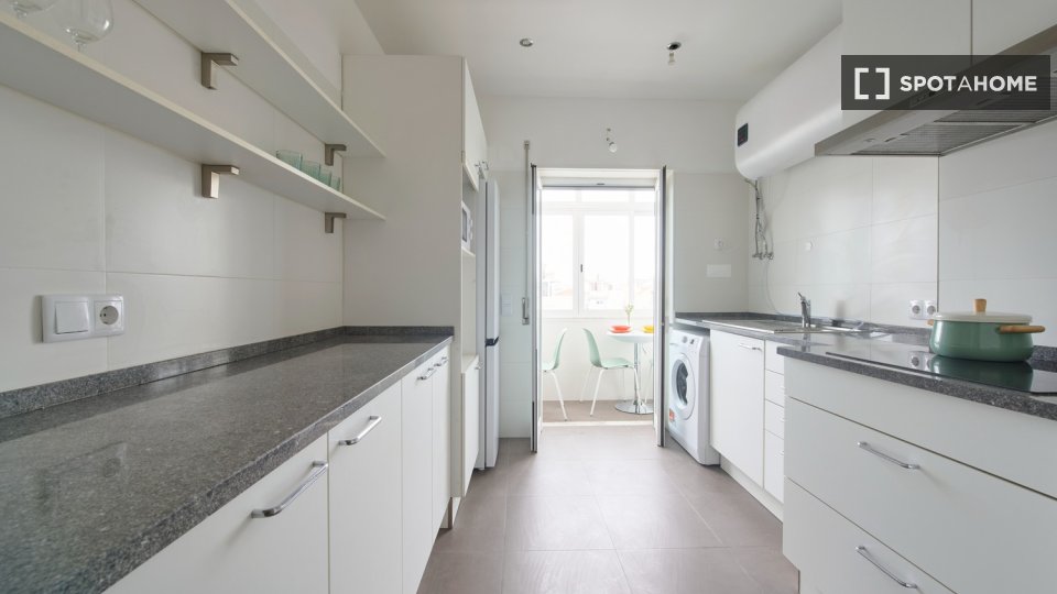Double room Lisbon, 5 beds — photo 16