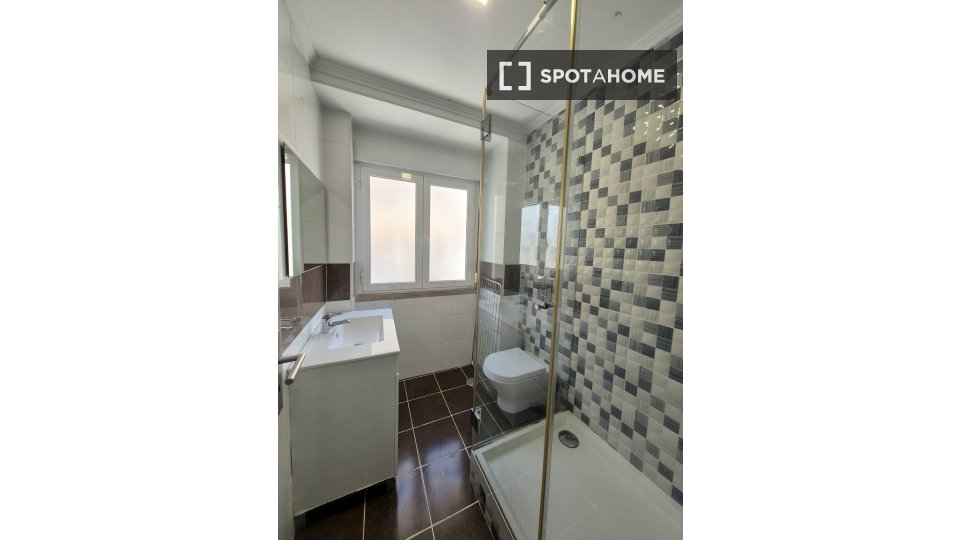 Apartment Lisbon, 4 beds, 100m² — photo 1