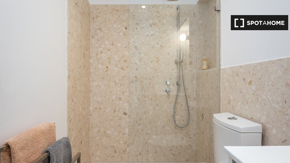 Apartment Lisbon, 2 beds, 75m² — photo 11