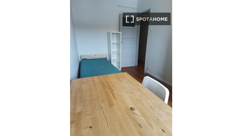 Double room Lisbon, 3 beds — photo 17