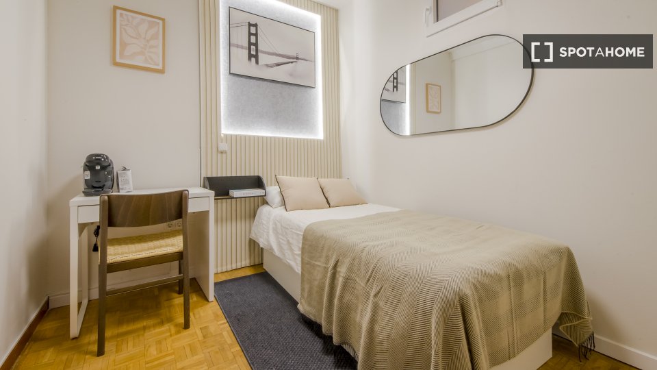 Double room Madrid, 5 beds, 125m² — photo 18