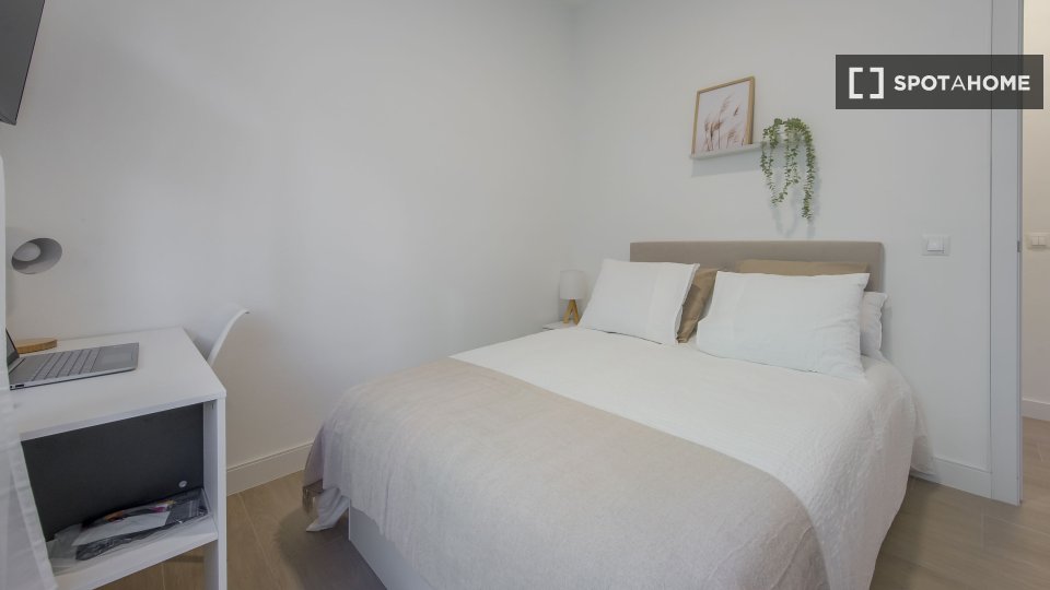 Double room Madrid, 9 beds, 200m² — photo 19