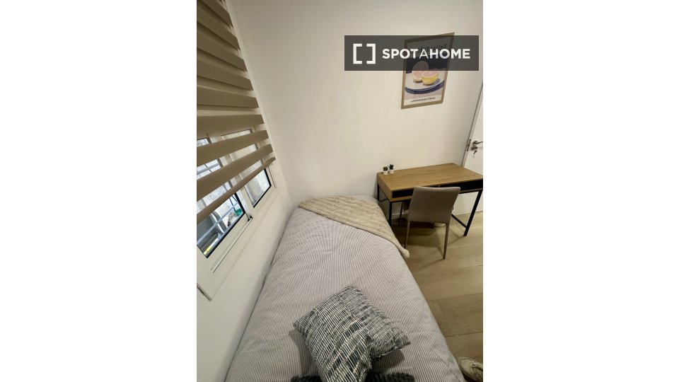 Double room Barcelona, 4 beds, 70m² — photo 18