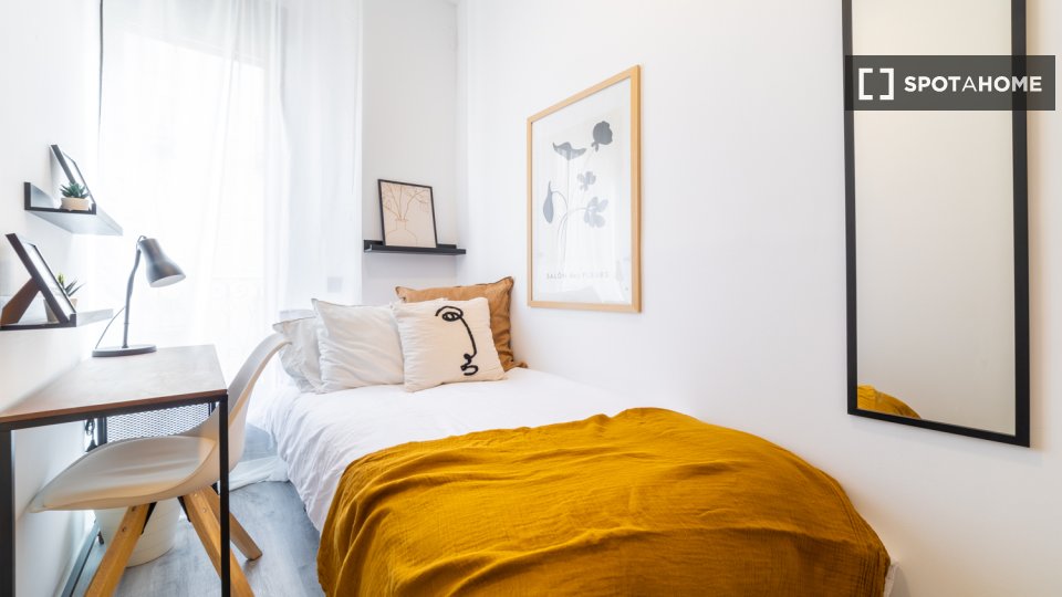 Double room Madrid, 9 beds, 108m² — photo 13