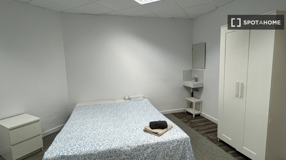 Double room Barcelona, 13 beds, 290m² — photo 18