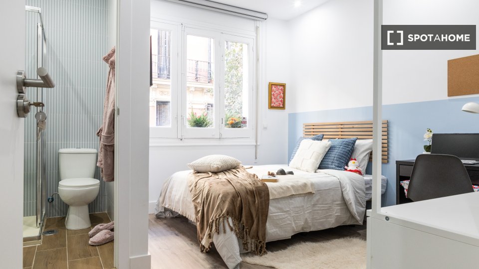Double room Madrid, 9 beds, 210m² — photo 3