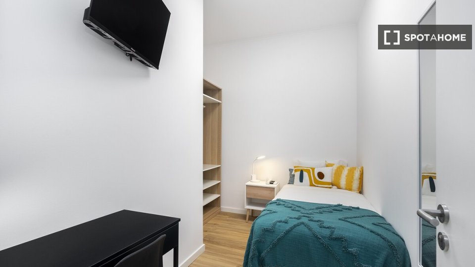 Double room Lisbon, 6 beds — photo 17