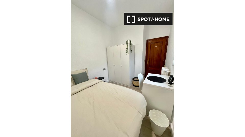 Double room Madrid, 4 beds — photo 17