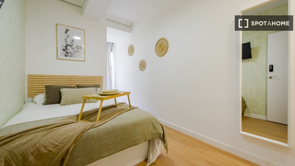 Camera in un appartamento condiviso con 7 camere da letto a Casa de Campo. - a Madrid