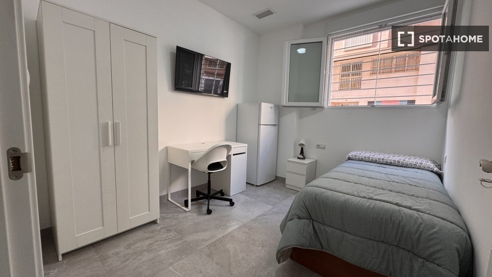 Double room Alicante, 5 beds, 105m² — photo 5