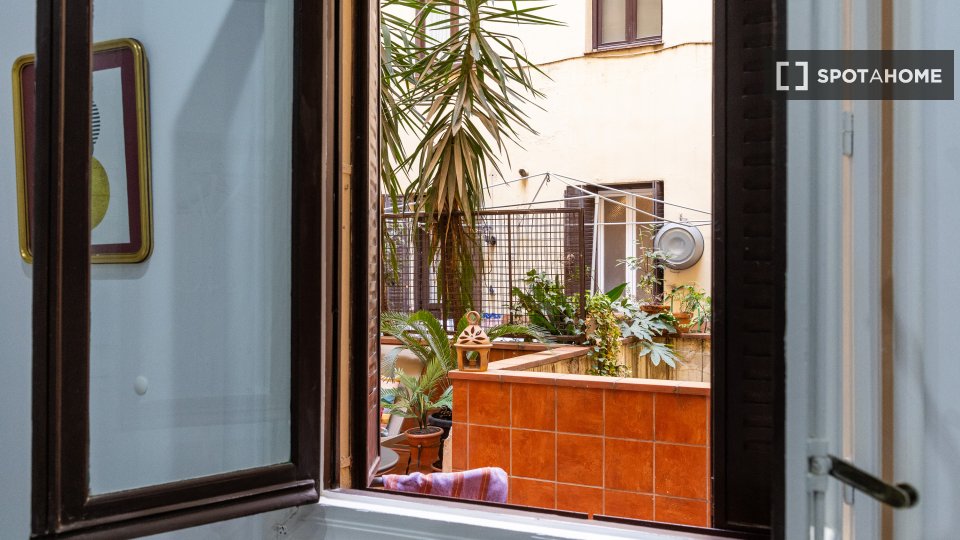Double room Madrid, 9 beds, 210m² — photo 12