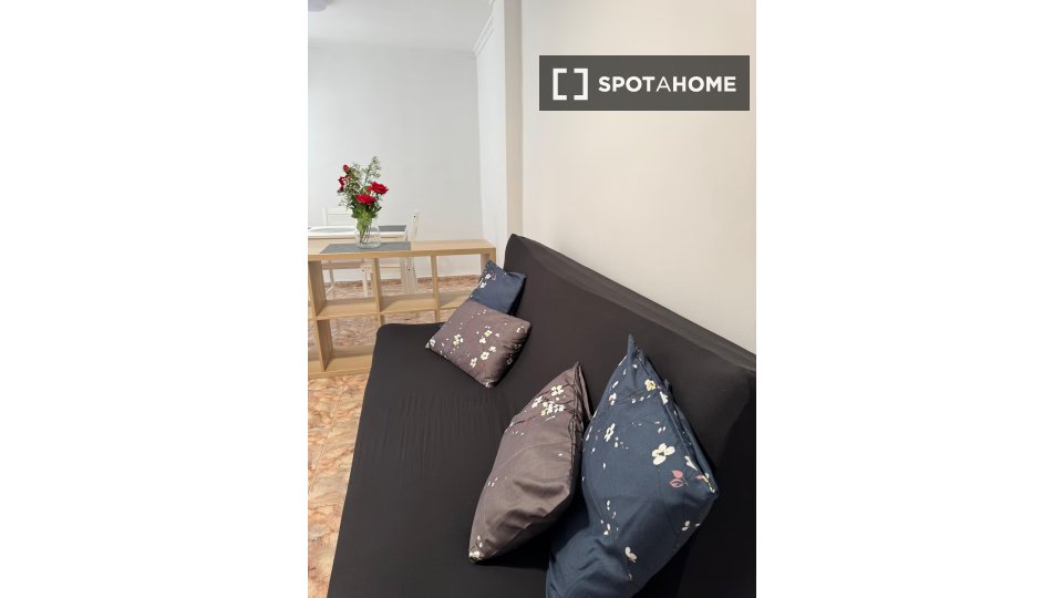 Double room Valencia, 3 beds, 80m² — photo 13