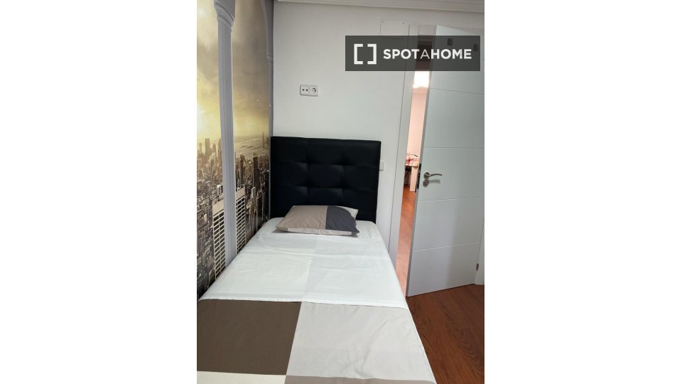 Double room Madrid, 3 beds — photo 10