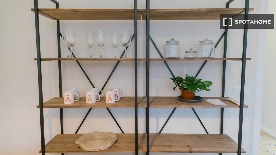 Here is the English translation:

Room for rent in an apartment with 3 bedrooms in Barcelona - in Barcelona