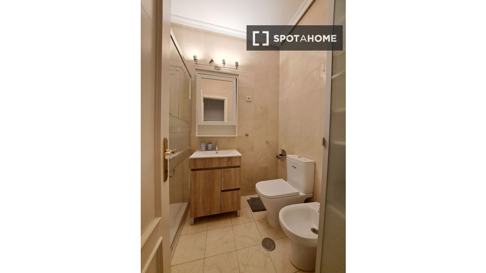 Double room Madrid, 5 beds — photo 17