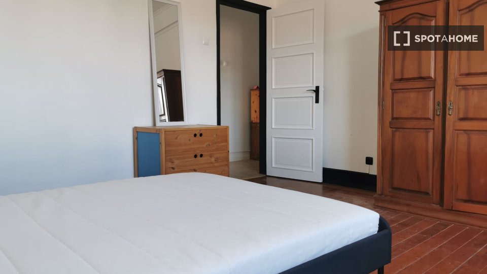 Double room Lisbon, 5 beds — photo 22