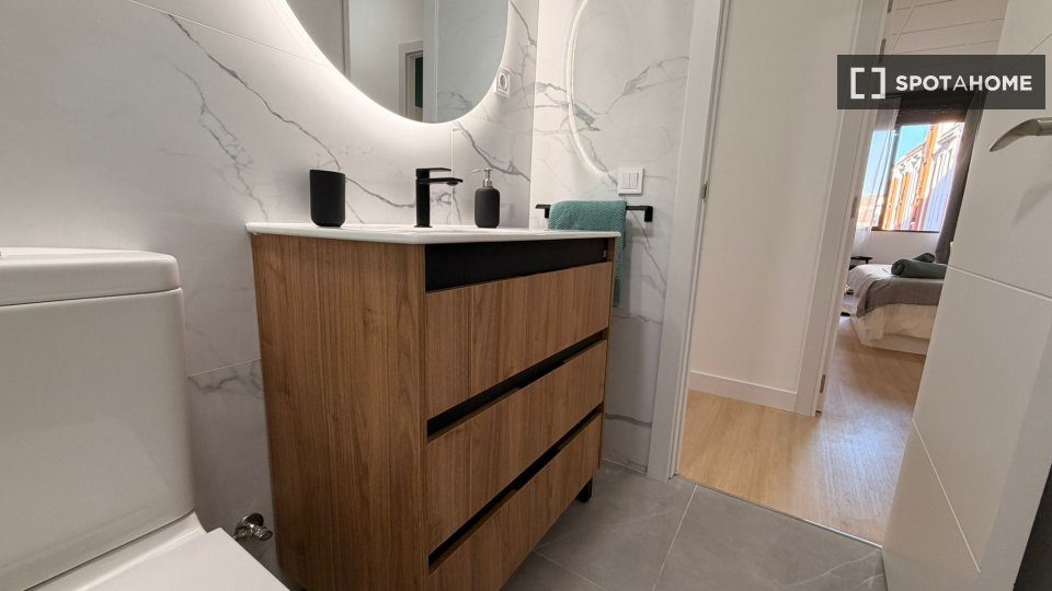 Double room Madrid, 5 beds, 90m² — photo 15