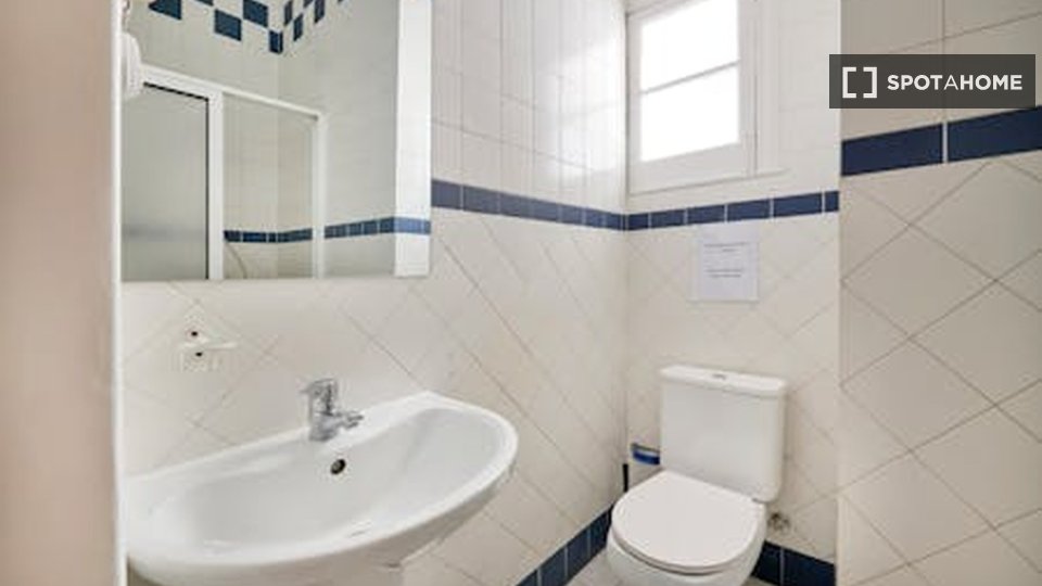 Double room Lisbon, 4 beds — photo 17