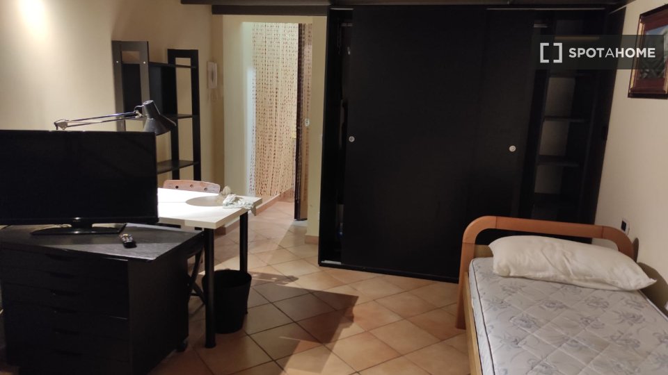 Appartamento con 2 camere da letto in affitto a Pendino, Napoli - in Naples