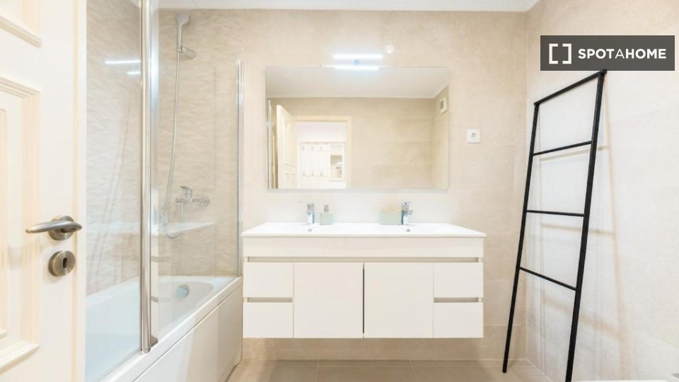Apartment Lisbon, 2 beds, 90m² — photo 10