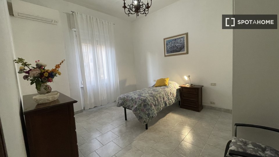 Double room Florence, 3 beds, 90m² — photo 5