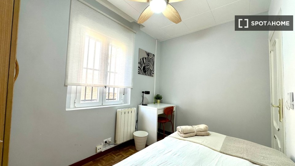 Double room Madrid, 3 beds — photo 11
